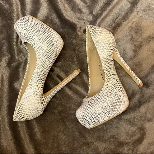 
Steve Madden Nala Iridescent Platform Pump size 5