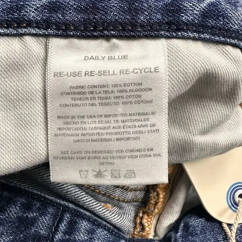 NWT Daily Blue Women's Hype Cropped Jeans Size 28 Medium Wash Distressed Denim