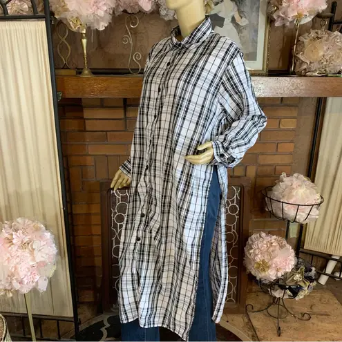 Thrill Jeans BLACK AND WHITE PLAID LONG BUTTON DOWN WITH SIDE SLITS (1X)