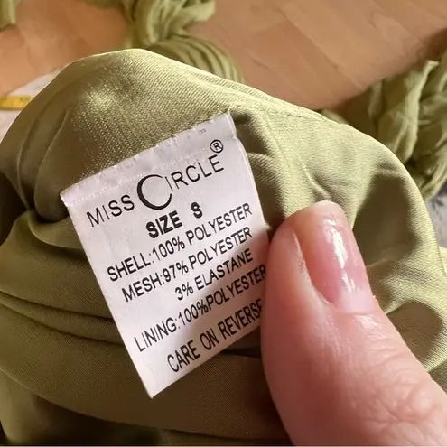 MISS CIRCLE Sirene Olive Pleated Off Shoulder Balloon
Sleeves Dress Size Small Green