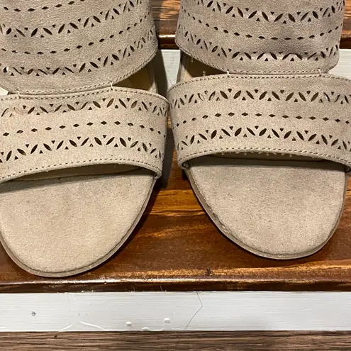 Dept 222 Women’s Laser Cut Design Vamp Block Heel Shoes Taupe Size 9