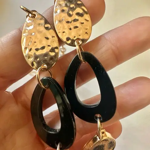 C 1946 gold tone long leopard black necklace