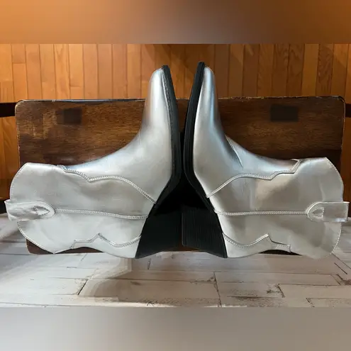 London Rag Wales Metallic Western Boots in size 6. New without box Silver