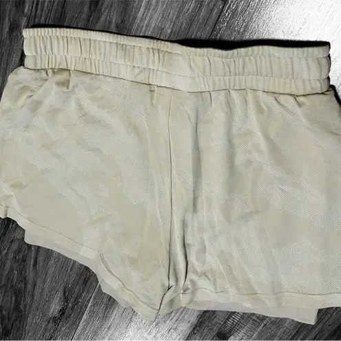 Gymshark  Shorts Womens Size Large Pockets Stretch Cream Yellow