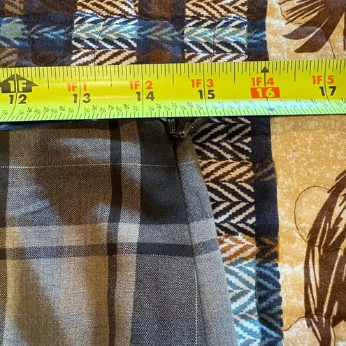 Isaac Mizrahi gray, black, and beige plaid pattern skirt for Target women’s Sz 2