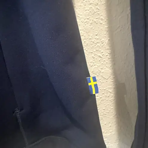 FJALLRAVEN Quarter Zip Hooded Long Sleeve Top in Navy Blue