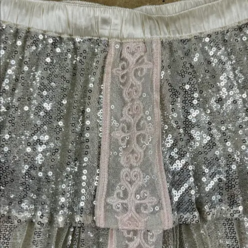 Flannel America Silver Sequin Pleated Skirt
Sz: 1 Size undefined