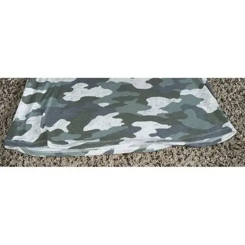 SO  Favorite v neck‎ pocket tee camo size medium