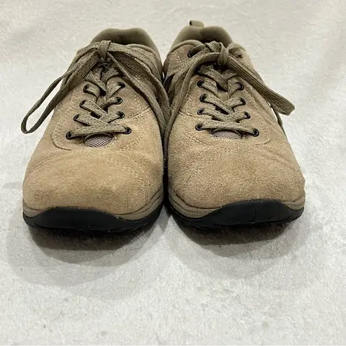 Easy Spirit  Sabrina in Light Taupe Tan Suede Size 7.5