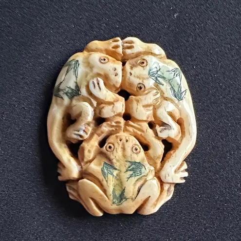 Vintage EUC hand carved bone pendant. 3 frogs “see, hear, speak no evil” Green