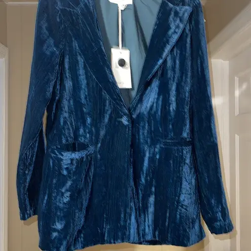 Dear John  WYLIE CRIMPED VELVET BLAZER IN EMERALD BLUE