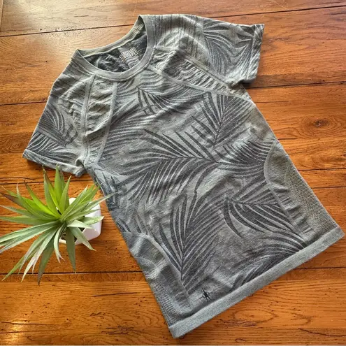 Smartwool Intraknit Active Short Sleeve Women's Large
Slim Fit Top