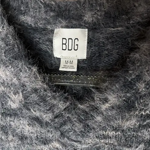 BDG  Gray Fuzzy Women’s Fluffy Knit Pullover Sweater Size M - Image 7