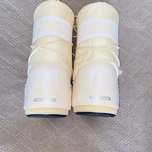 Moon boots Size 7