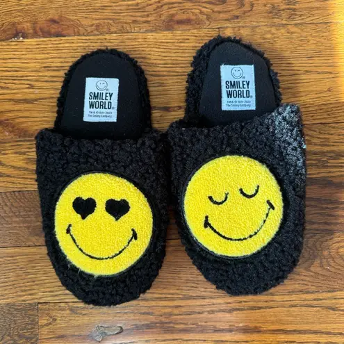 Smiley World Women’s Black Smiley Face Fuzzy Slippers Size 5/6