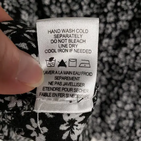 Everleigh NWT Sleeveless Black White Floral Sharkbite Tank Top Size Medium