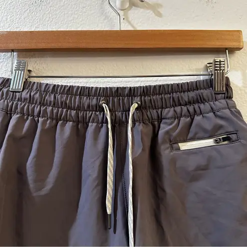 Vuori Women's Clementine Short 2.0 Mid Rise Stylish Activewear Size XS Gray