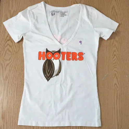 Hooters B26 #9 Girl Worn Super Sexy V-Neck T-shirt Stretchy Cotton Soft size Xs