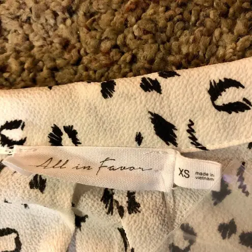 All in Favor Blouse Womens XS New Black White Abstract