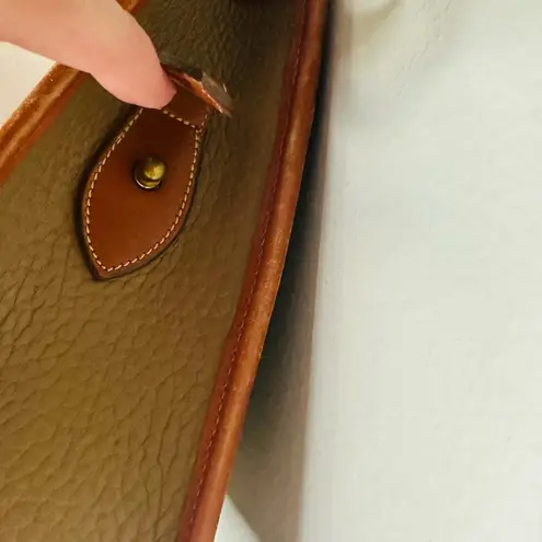 Dooney & Bourke Vintage  90s Tan Brown Leather All Weather Shoulder Purse Handbag