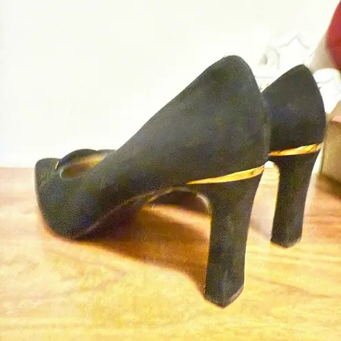 St. John Italy Black and Gold pumps 9 1/2