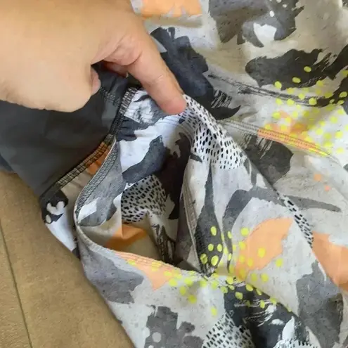 Lululemon  Mini Art Pop White Multi Slate Om Crop Sz 6 - Image 11