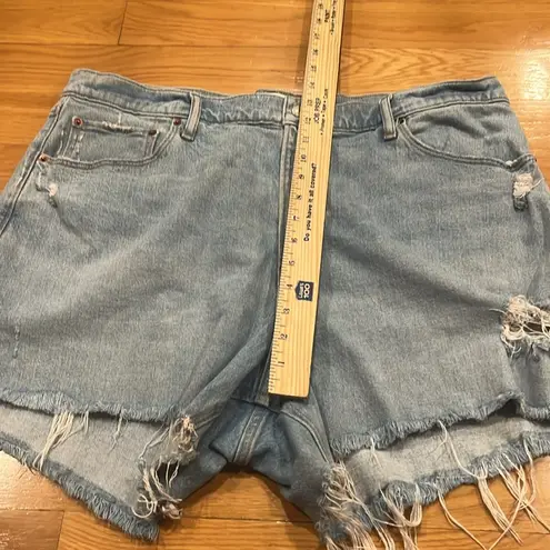 Abercrombie & Fitch  curve love The 4”mom high rise jean shorts size 34/18 .