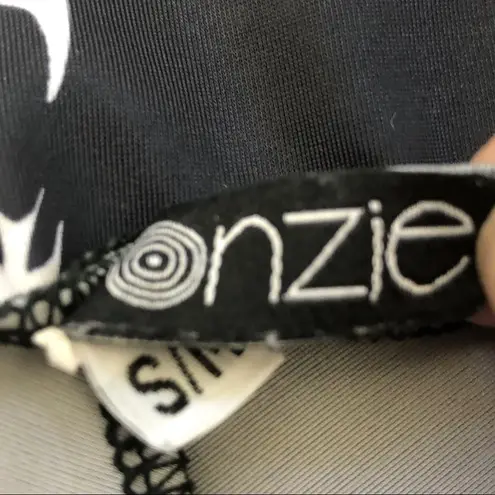 Onzie Bird Novelty Graphic Print Cropped Leggings: Black & White