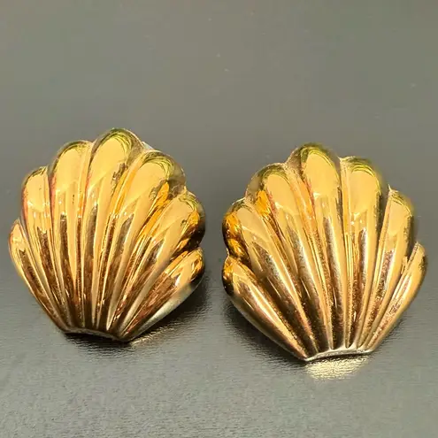 Monet Vintage Gold-tone Shell Seashell Pierced Earrings 9.9g.