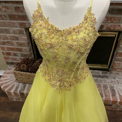 Mon Cheri Mon Cherie yellow sequined prom homecoming bridesmaid dress / 4 / EUC (Like new)