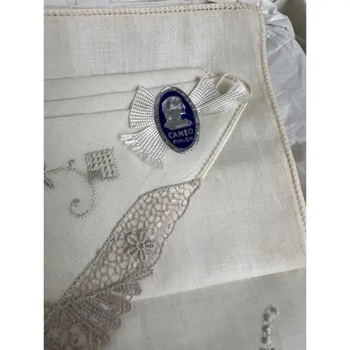 Vintage Embroidered Handkerchiefs Set in Box Lace Trim Cameo Finish Set of 3 White Size undefined - Image 2