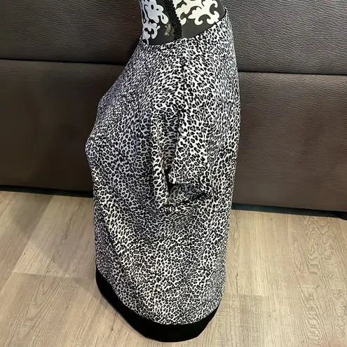 Van Heusen  Black & White Animal Print Short Sleeve Top Size Medium