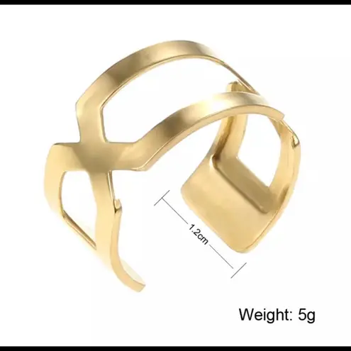 Adjustable ring with reversible color insert.