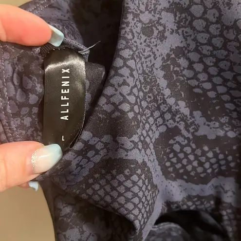 ✨ALL FENIX NAVY BLUE SNAKE LONG LINE CUT OUT BACK SZ LARGE SPORTS BRA✨