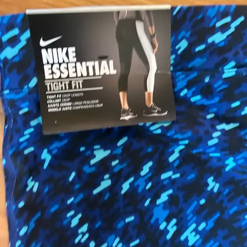 Nike NWT  Essential Tight Fit Dri-Fit Cropped Workout Leggings. Size L