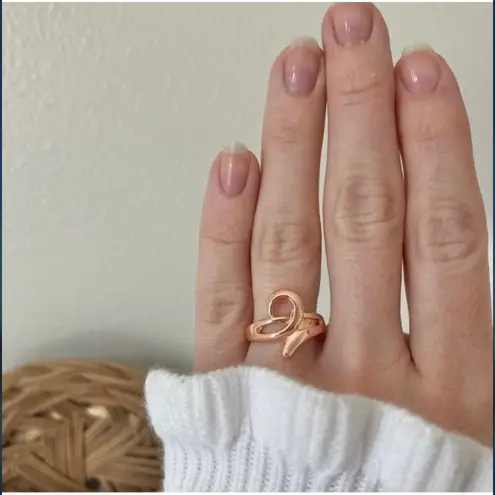 Boutique “Avalon” Gold Swirl Ring 7 Classic Feminine Simple Minimal Stacking