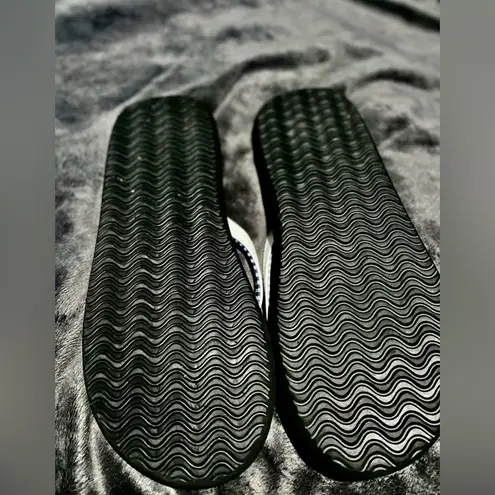 Dream Paris NWOT DREAM PAIRS Women’s Size:9 White flip flops Arch support.