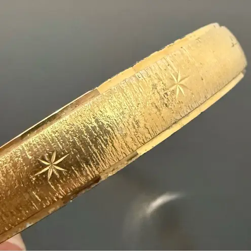 Vintage Signed MONET Brushed Gold Tone Etched Star Asterisk Bangle Bracelet 38g.