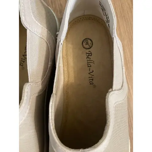 Bella Vita Wrenley Athletic Shoes Women's 10 M Beige Slip On Low Top Sneaker S22