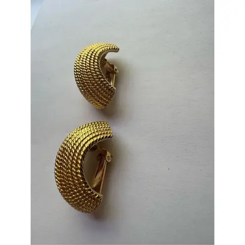 80s Vintage MiMi Di N Signed Chunky Round Embossed Gold Tone Clip On Earrings