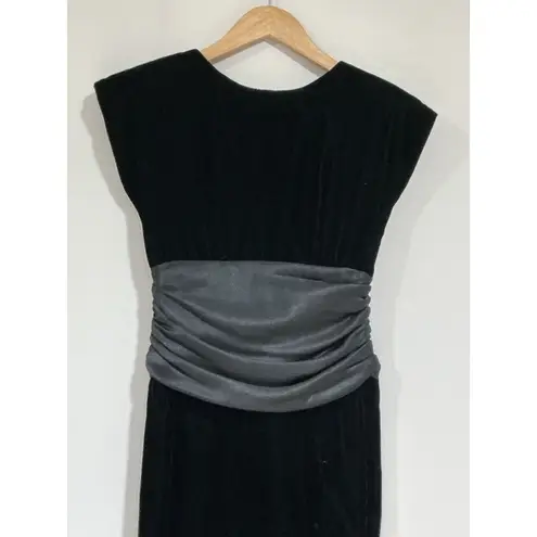 Womans Jennifer Moore Petites Black Velvet Size 2 Knee Length Low Back Dress