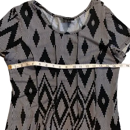 Sami & Jo Petite Large Black & White Graphic Short Sleeve Dress