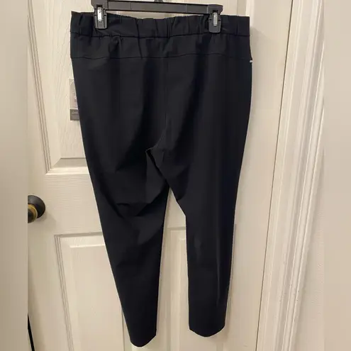 Vuori Women’s Black joggers Elegant and Versatile