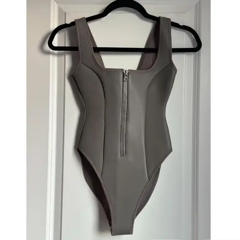 SKIMS Rubbersized Scuba Swim Scoop Neck Onepiece in Gray Chalk, Size XXS