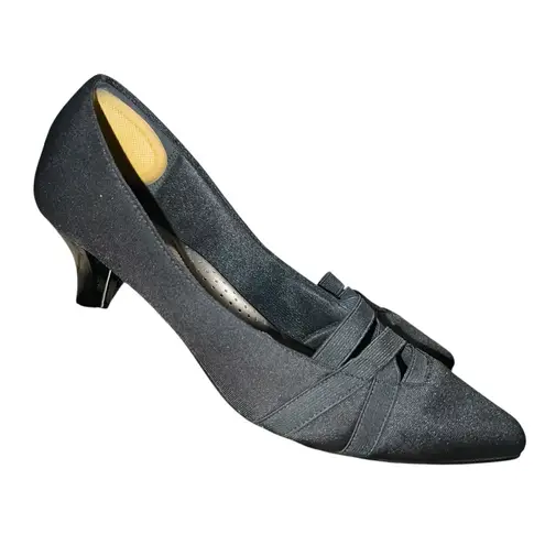 Nice black kitten heels , perfect for many occasions. Size 7.5