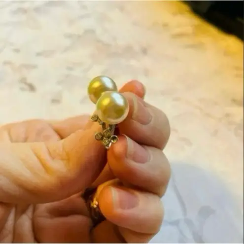 Pearl Bauble Screwback Earring Vintage “Selene” White Classic Elegant Simple Minimalist