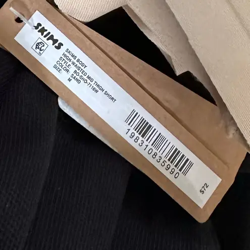 SKIMS BODY High Waisted Mid Thigh Short in Sand Size Medium NWT $72 BBL Faja