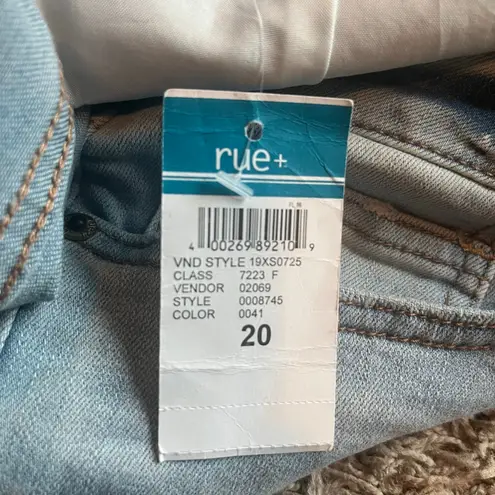 NWT! Rue 21 Light Wash Distressed High Rise Shortie Jean Short Size 20 Blue