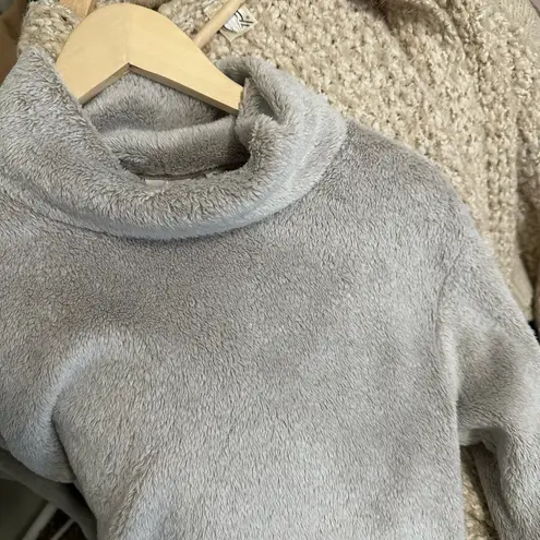 Rafaella Light Gray Fuzzy Cowlneck Pullover Sweatshirt size small