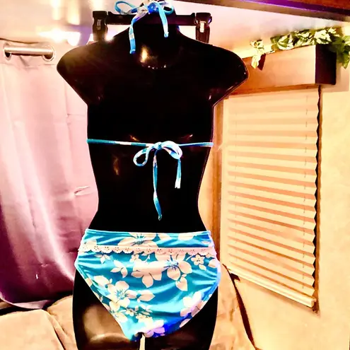 Arizona Jeans Arizona Jean Two Piece Blue & White Flowers SwimSuit. Top:SMALL / Bottoms:Medium